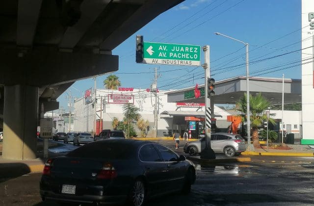 Lluvia provoca caos vial por semáforos apagados en la Pacheco y Teófilo Borunda