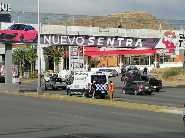 Caos vial en el Periférico de la Juventud por fuerte choque