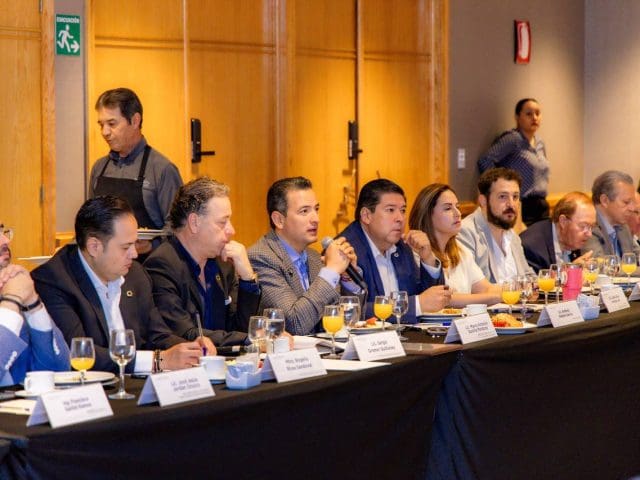 Presenta Marco Bonilla proyecto de la Poniente 5 a industriales de la Canacintra