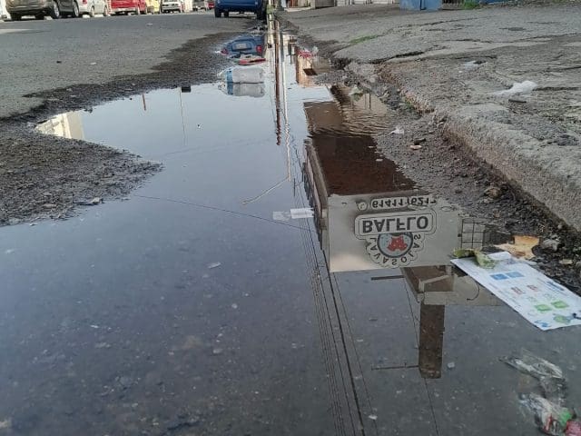 Reportan fuga de agua con tres días de desperdicio en pleno Centro de Chihuahua