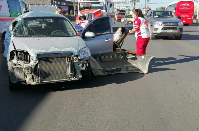 Choque entre camión urbano y automóvil deja mujer y bebé lesionados en la avenida Zarco