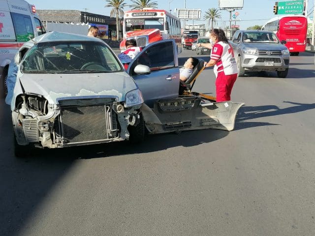 Choque entre camión urbano y automóvil deja mujer y bebé lesionados en la avenida Zarco