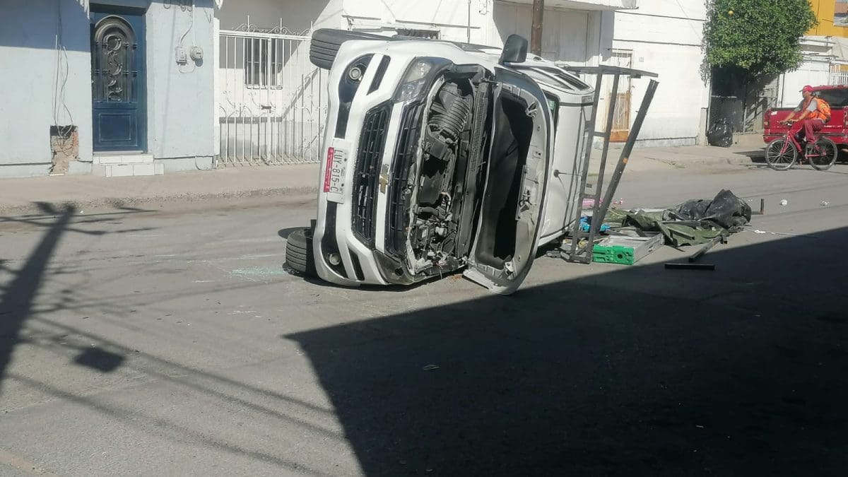 Vuelca camioneta tras choque con camión urbano en el Centro de Chihuahua; cierran circulación