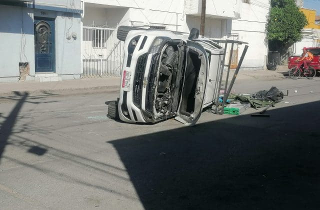 Vuelca camioneta tras choque con camión urbano en el Centro de Chihuahua; cierran circulación