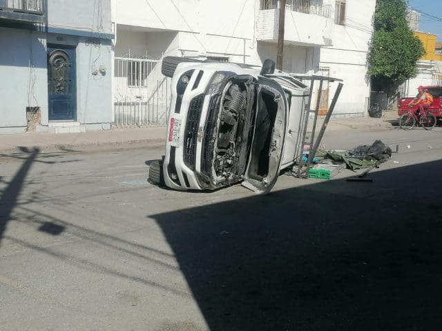 Vuelca camioneta tras choque con camión urbano en el Centro de Chihuahua; cierran circulación