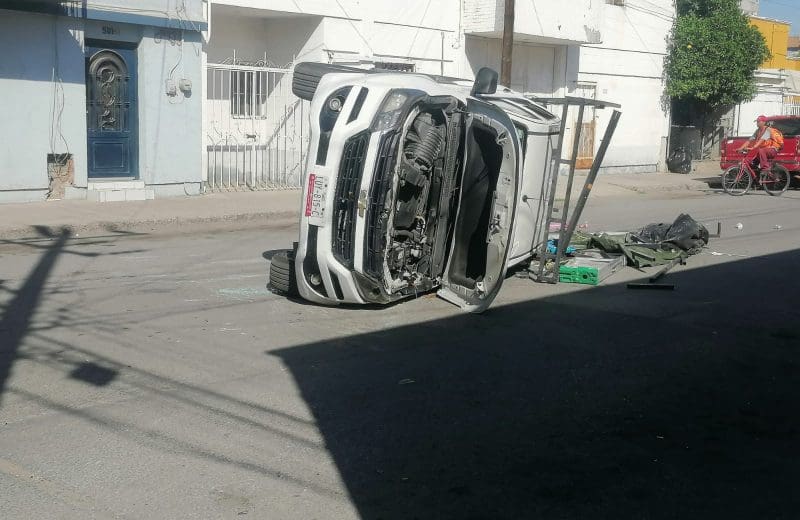 Vuelca camioneta tras choque con camión urbano en el Centro de Chihuahua; cierran circulación