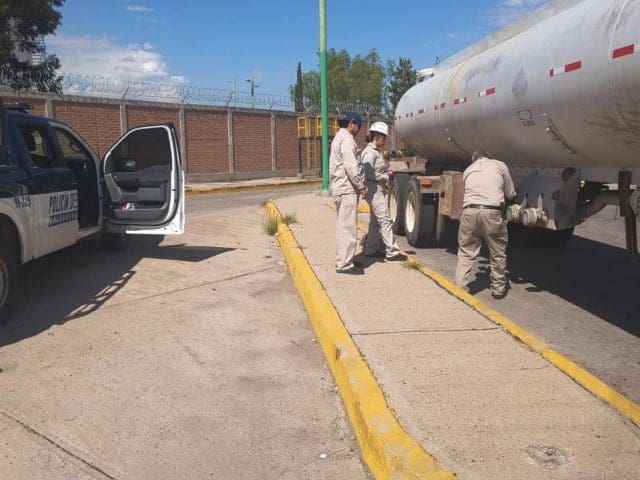 Aseguran tractocamión con casi 28 mil litros de huachicol y detienen a tres