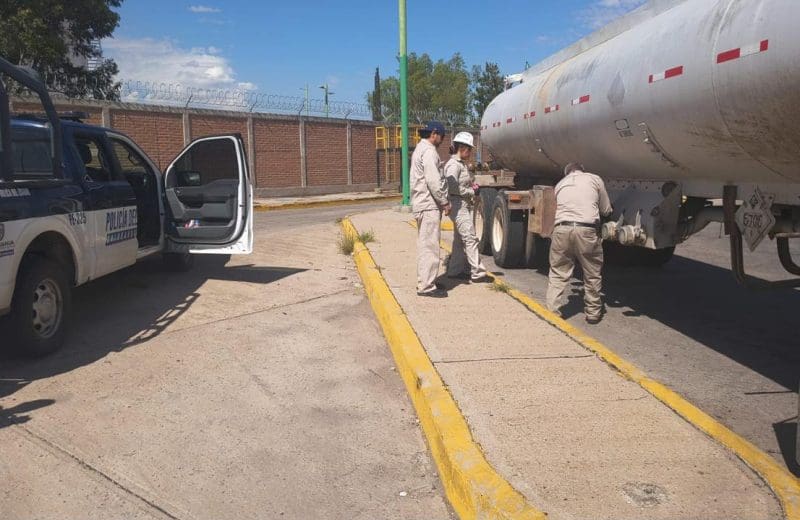 Aseguran tractocamión con casi 28 mil litros de huachicol y detienen a tres