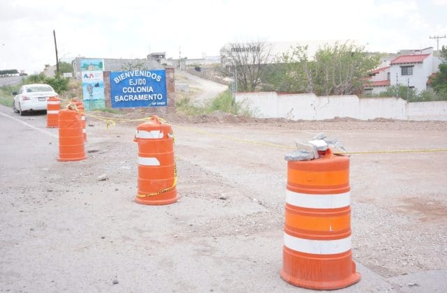 Inician trabajos de pavimentación en la entrada principal del ejido Sacramento