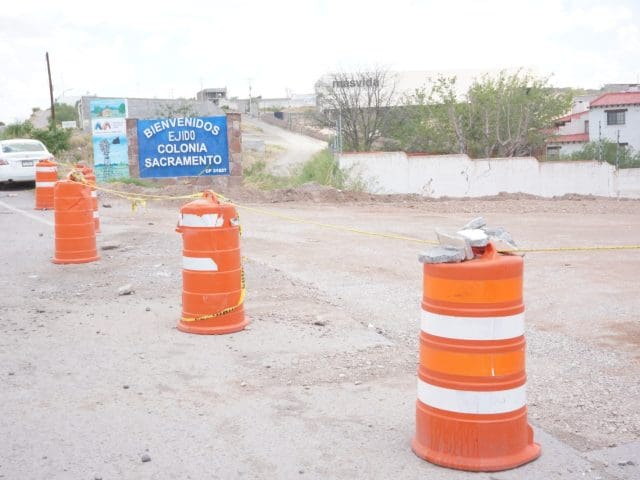 Inician trabajos de pavimentación en la entrada principal del ejido Sacramento