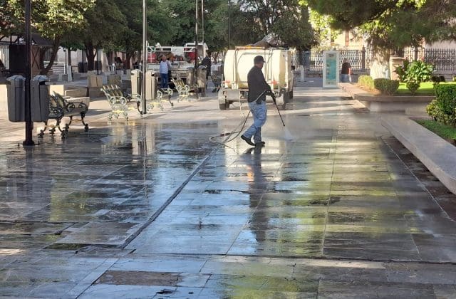 Realiza Municipio limpieza profunda con agua a presión en Plaza de Armas