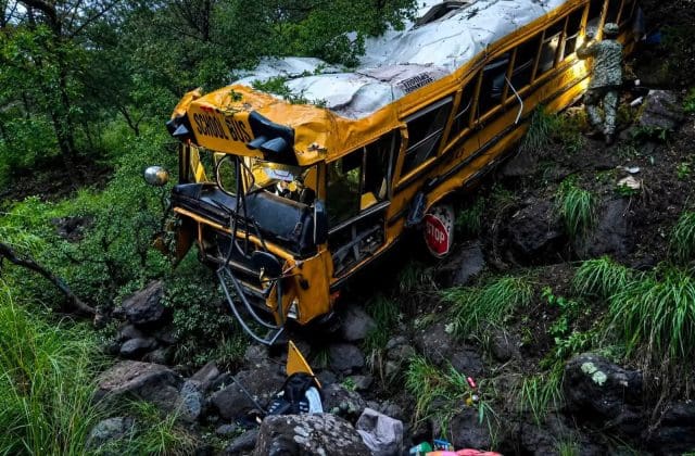 Camión cae a barranco en Madera; deja una mujer fallecida y 40 lesionados