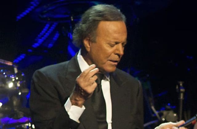Julio Iglesias enfrenta nueva denuncia de exempleadas por presunta agresión sexual