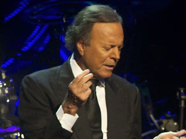 Julio Iglesias enfrenta nueva denuncia de exempleadas por presunta agresión sexual