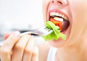 ¿Masticar más puede ayudarte a comer menos? La ciencia detrás de un hábito que todos hemos olvidado