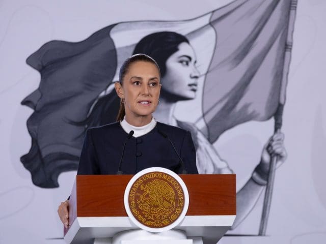 Sheinbaum enviará iniciativa para eliminar doble nacionalidad en aspirantes a Presidencia y gubernaturas
