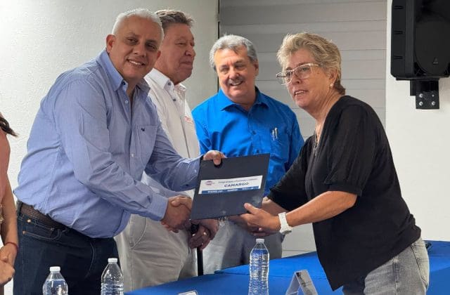 Entregan estímulos económicos a maestros jubilados