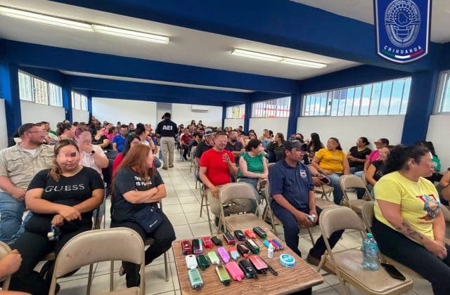 Policias advierten a padres de familia ante entrada de alumnos a clases