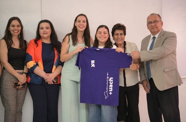 Luis Rivera da la bienvenida a estudiantes en varios campus