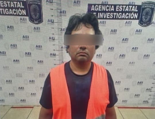 Le corta la mano a su amigo, con una espada