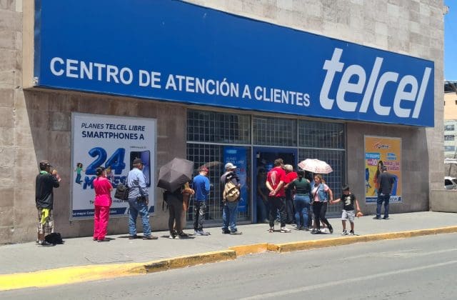 Largas filas de usuarios en empresas telefónicas por suspensión del servicio de su celular
