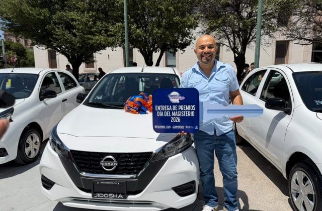 Hacen realidad los incentivos a maestros federales, con la entrega de 14 automóviles