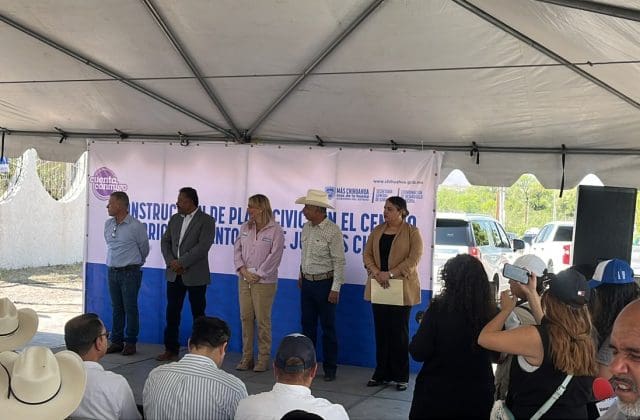 Maru Campos arranca obras en Julimes con construcción de plaza cívica