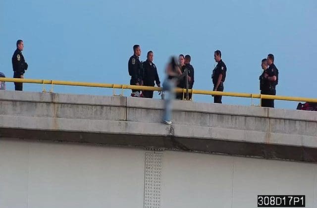 Policía Municipal auxilia a joven durante crisis emocional