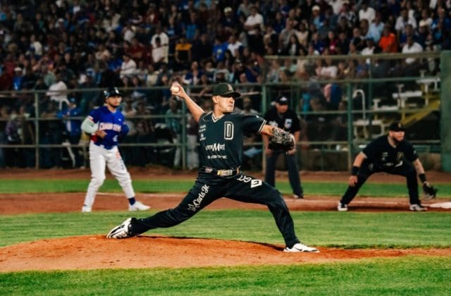 Manzaneros pega primero en la final del Estatal de Beisbol