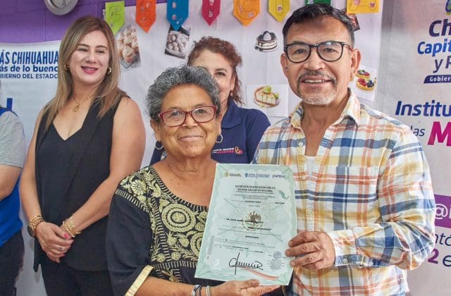 Mujeres jefas de familia se capacitan en repostería para emprender 