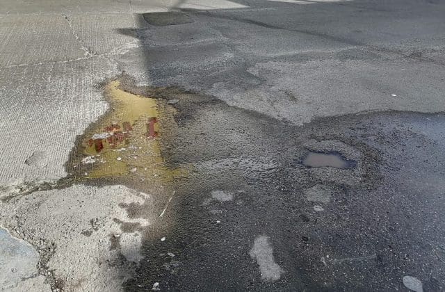 JMAS “parcha” fuga en el Centro de la ciudad, pero el agua sigue brotando
