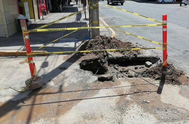 Atienden fuga de agua y reparan semáforo peatonal tras reportes ciudadanos