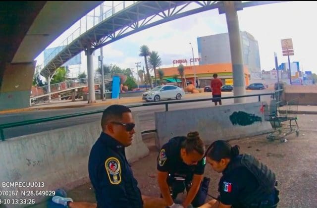 Policías auxilian a mujer y logran reanimarla con RCP y desfibrilador