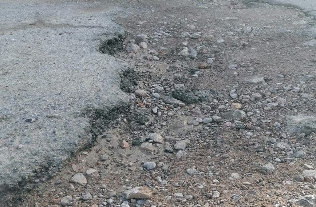 Zanja abandonada por la JMAS dificulta circulación en la calle 39