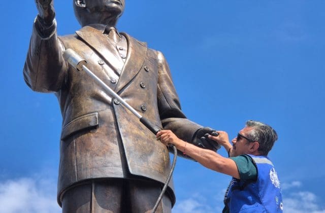 Realizan labores de mantenimiento en monumentos de Chihuahua Capital