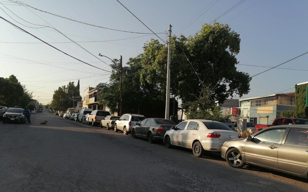 Vecinos reportan invasión de la calle 29 con vehículos de taller mecánico