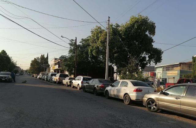 Vecinos reportan invasión de la calle 29 con vehículos de taller mecánico