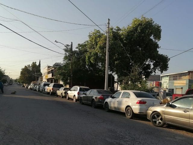 Vecinos reportan invasión de la calle 29 con vehículos de taller mecánico