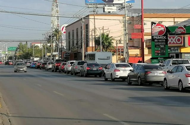 Reportan largas filas por carga vehicular en avenida Colón