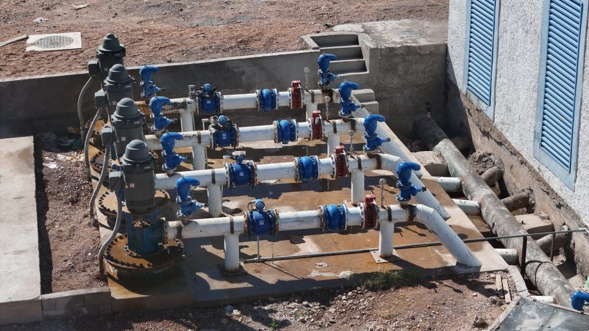 Fallas eléctricas dejan fuera de operación a 69 pozos de agua en Chihuahua