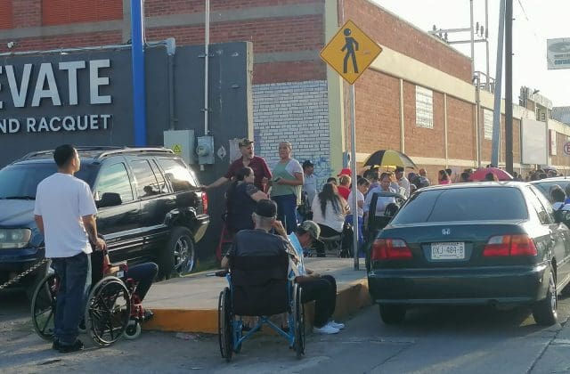 Reportan largas filas para entrega de apoyos a personas con discapacidad