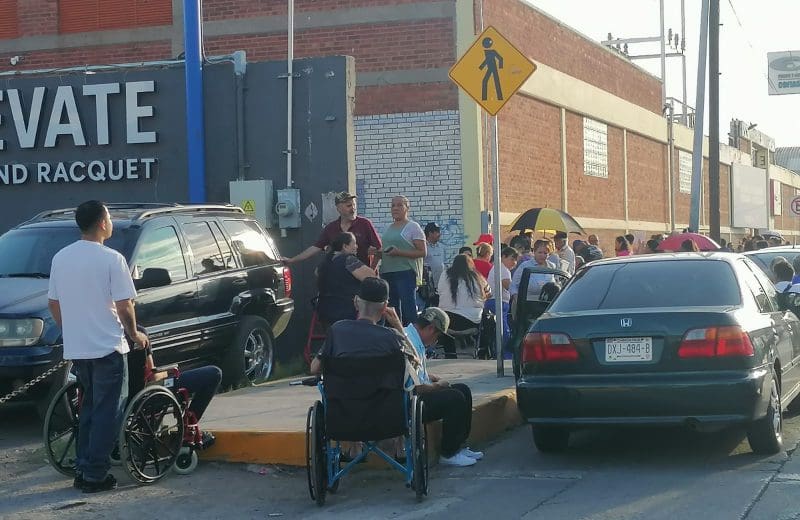 Reportan largas filas para entrega de apoyos a personas con discapacidad