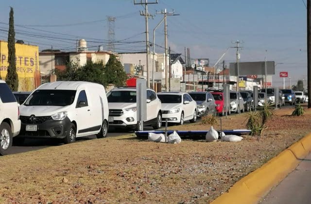 Reportan largas filas en Industrias y Nogales, por fallas en semáforos