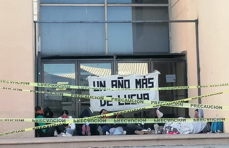 Se manifiestan en el Héroes de la Revolución por asignación de plazas docentes