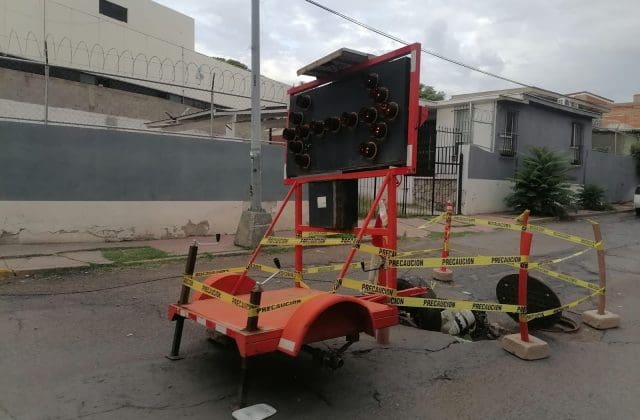 Señalizan socavón, pero sigue creciendo en Teófilo Borunda y calle 27