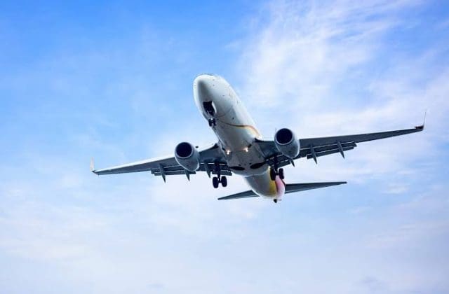 Aterriza avión de emergencia tras presunta agresión entre pilotos rumbo a Israel