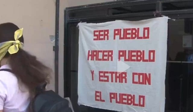 Mantienen normalistas tomada Educación; cumplen tres días sin acuerdo