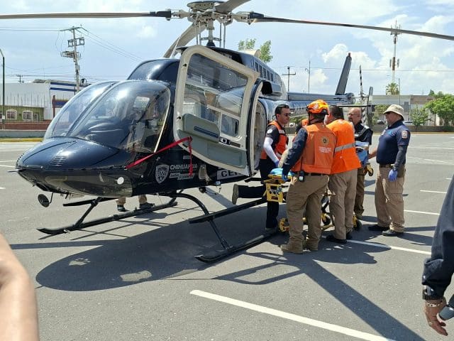 Trasladan via aérea a mujer de 72 años desde la comunidad de Uruachi
