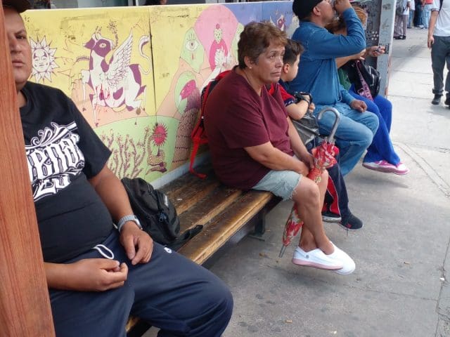 Hora y media, usuarios esperando la ruta de camión Santa Rosa en el centro