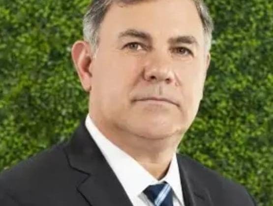 No somos iguales. Contesta Roberto Fierro a empresario